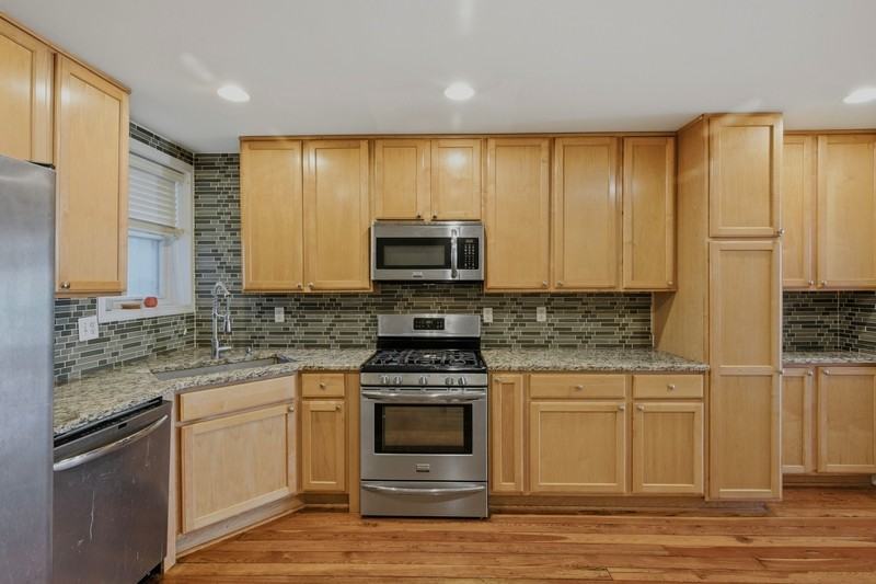 1424 Marshall St - Photo 6 of 20