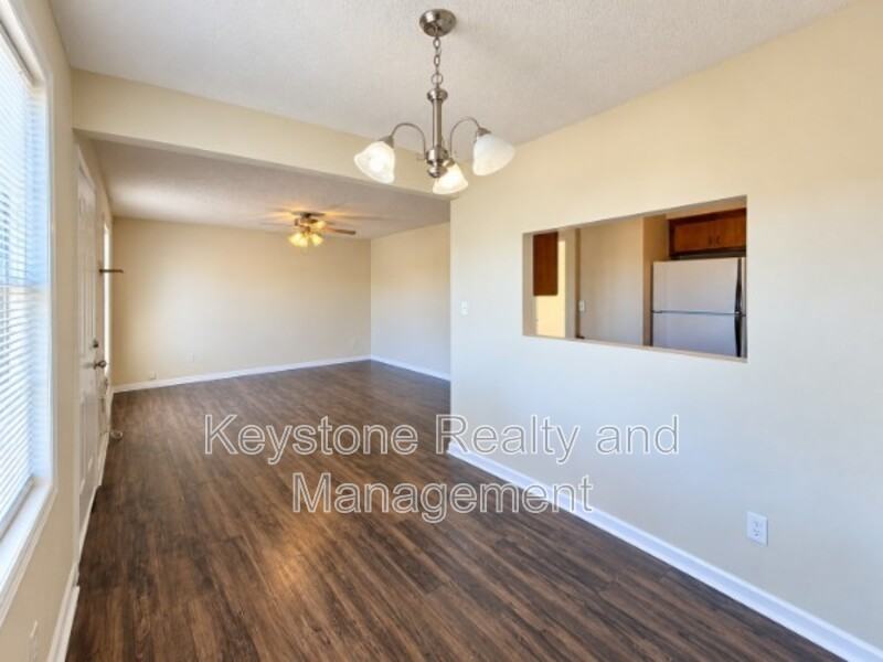 919 Gabby Ln - Photo 2 of 11