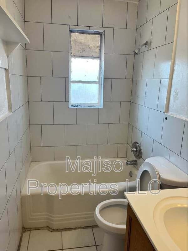 3615 E Lee St - Photo 6 of 8