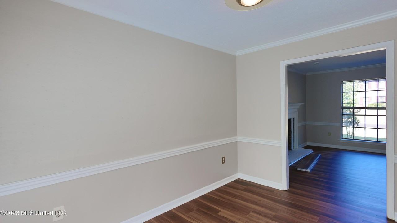1121 Woodfield Dr - Photo 2 of 12