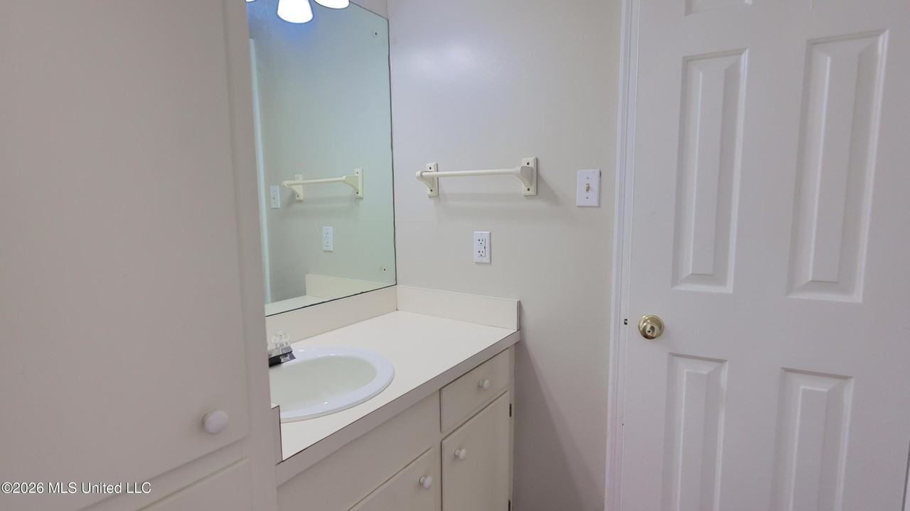 1121 Woodfield Dr - Photo 7 of 12