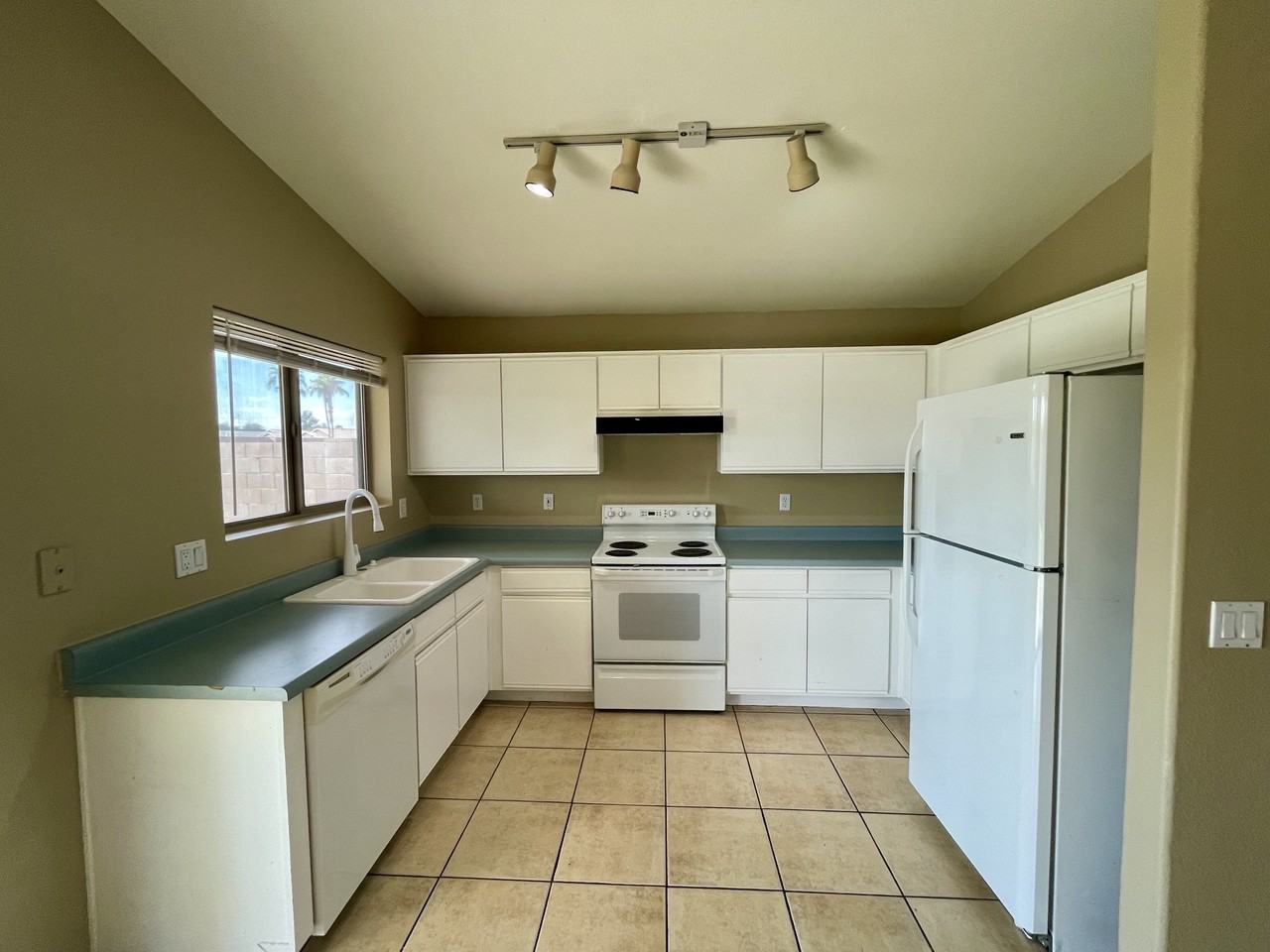 16574 N 158th Ave - Photo 6 of 24