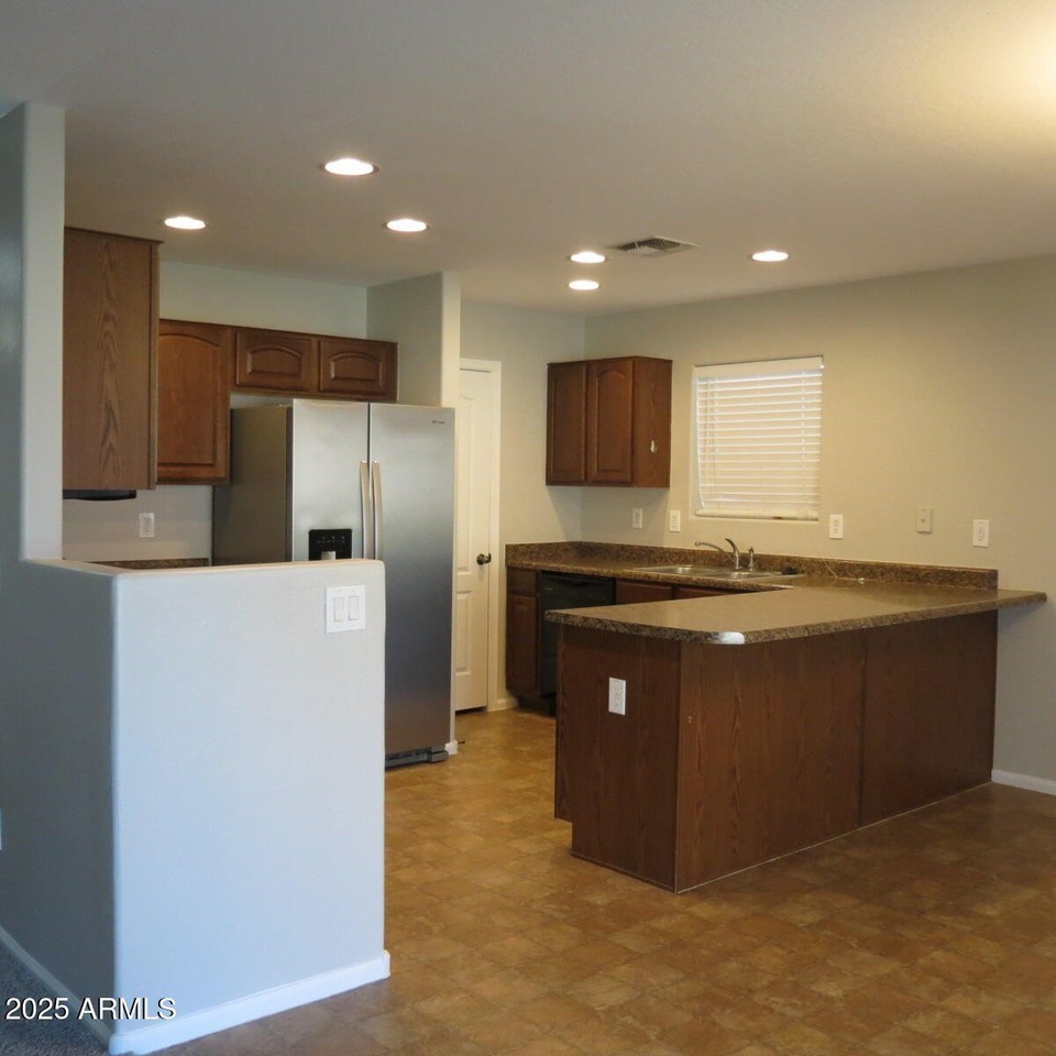 40106 W Thornberry Ln - Photo 2 of 8