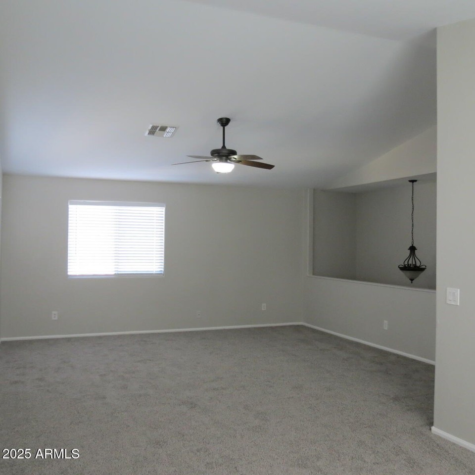 40106 W Thornberry Ln - Photo 5 of 8