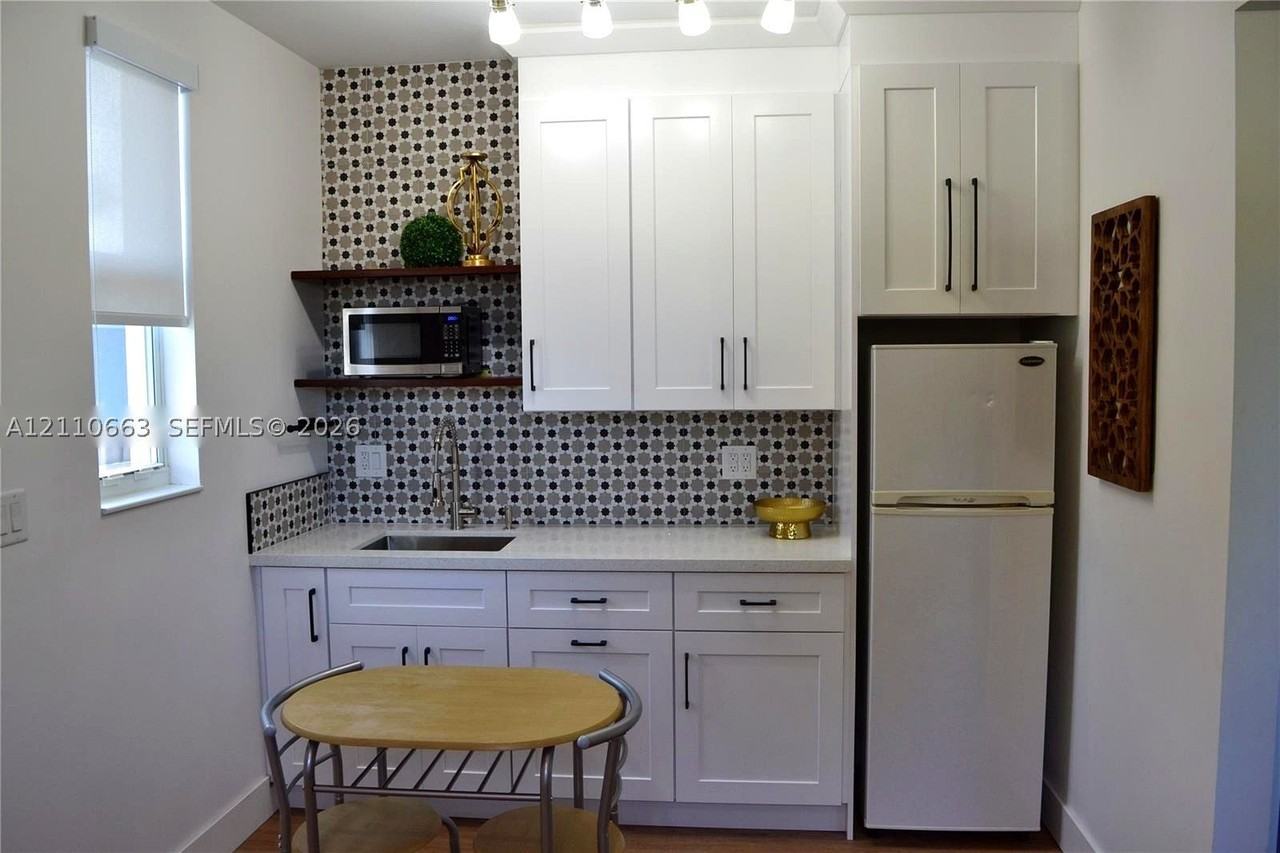 621 Sw 60th Ct #1 - Photo 2 of 12