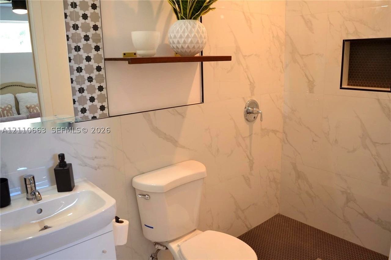 621 Sw 60th Ct #1 - Photo 5 of 12