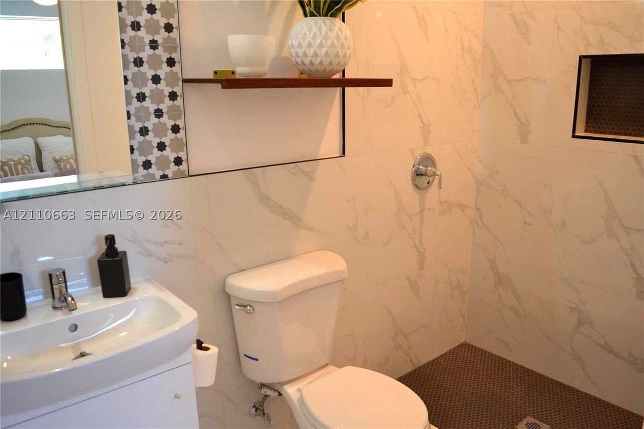 621 Sw 60th Ct #1 - Photo 6 of 12