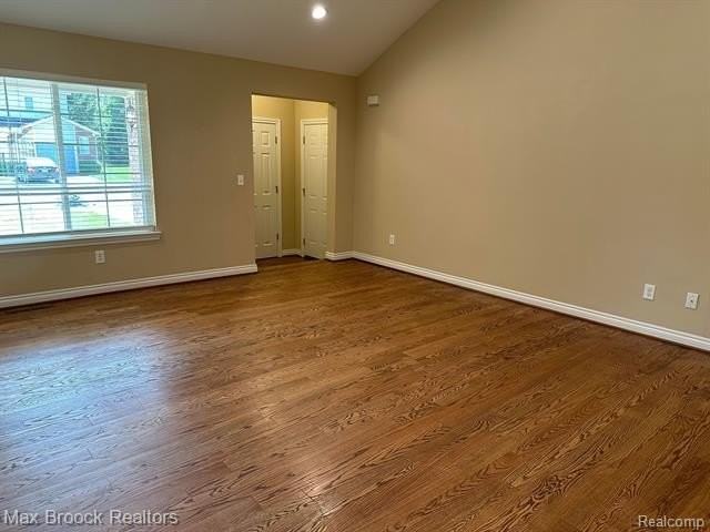 1049 Birchwood Dr - Photo 4 of 17
