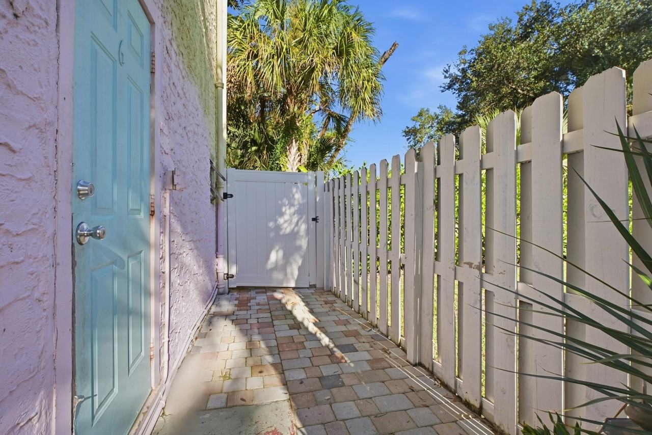 640 Sw Bryant Ave #6 - Photo 4 of 21