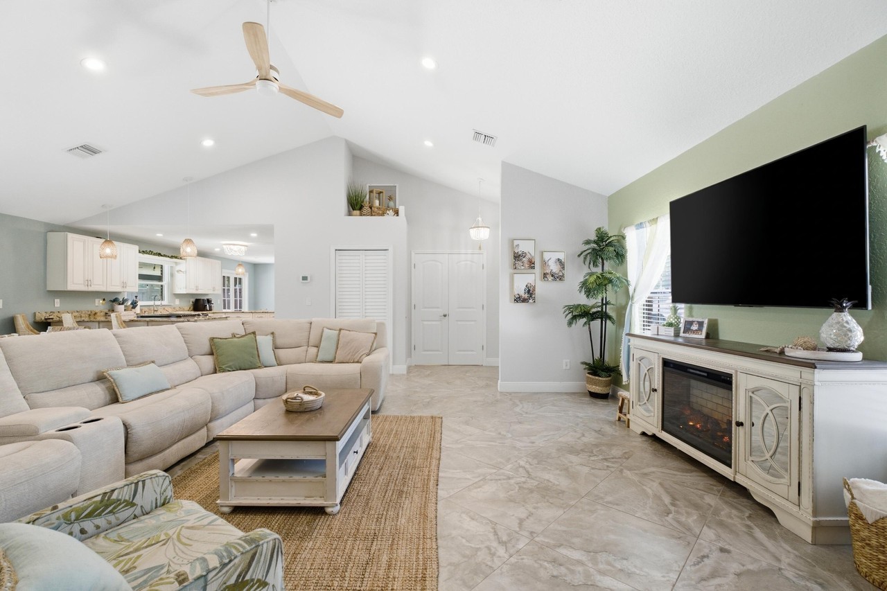 320 S Naranja Ave - Photo 4 of 49