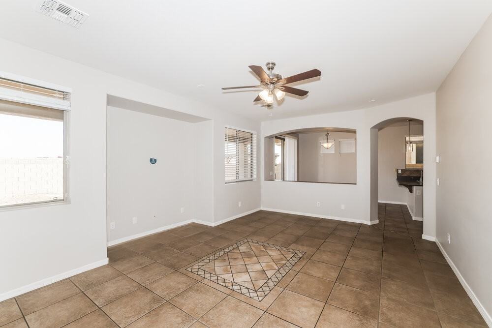 6816 W Pleasant Ln - Photo 4 of 17