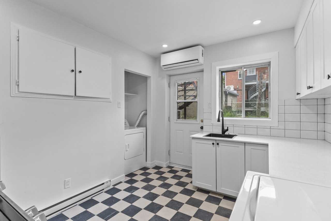1561 Boulevard Desmarchais #2 - Photo 3 of 11