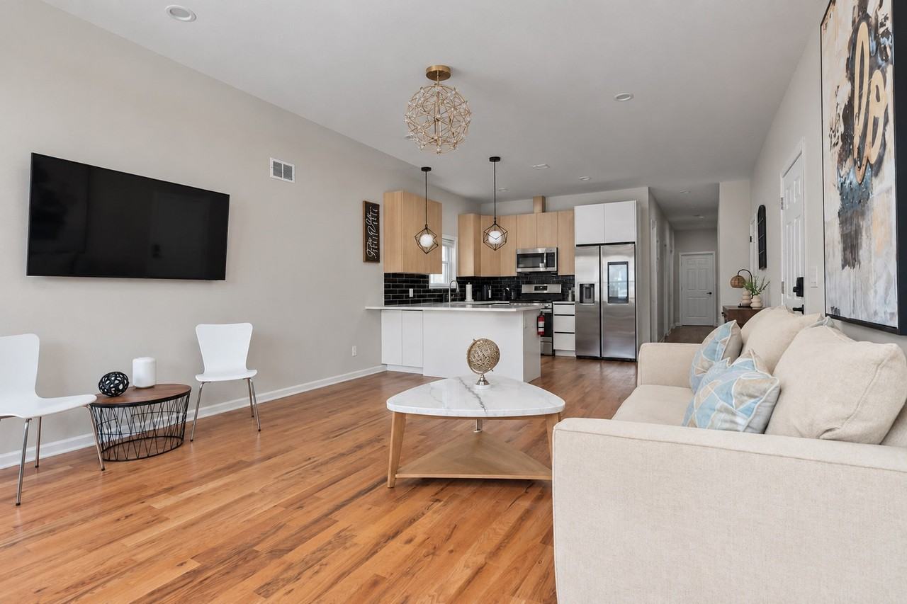 84 Logan Ave #1550138P - Photo 4 of 26