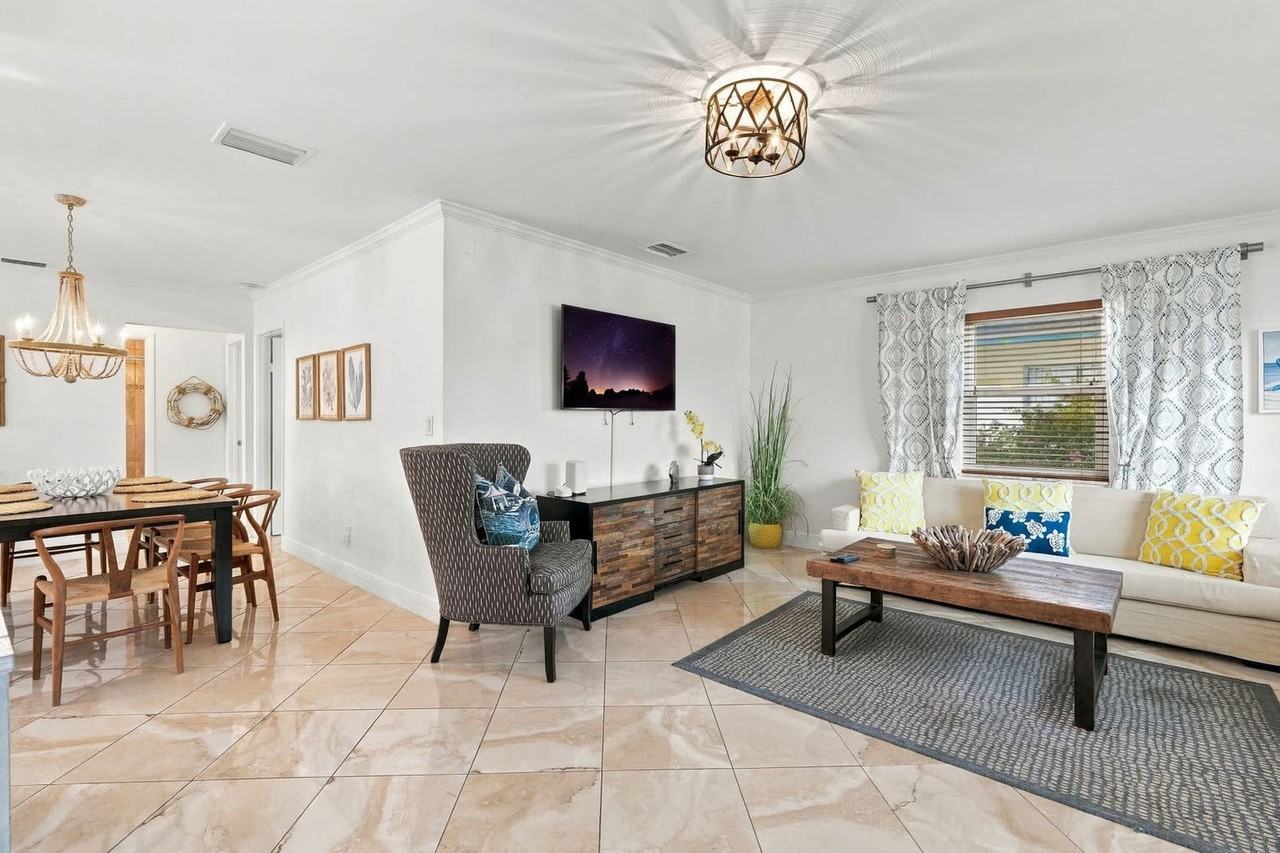 636 98th Ave N #1073516P - Photo 4 of 38