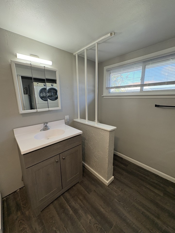 301 Amanda Street #B - Photo 6 of 11