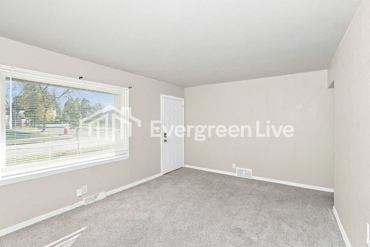 7846 W Luscher Ave - Photo 3 of 15