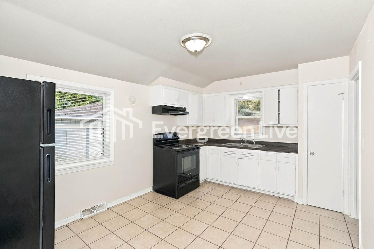7846 W Luscher Ave - Photo 5 of 15