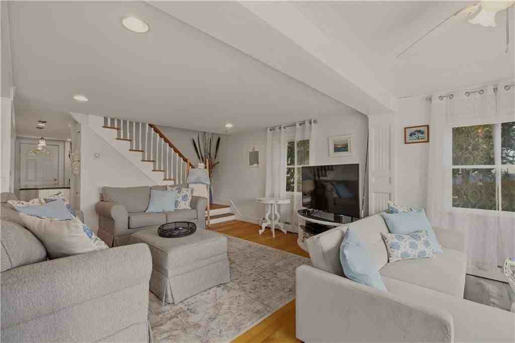 164 Sakonnet Dr - Photo 5 of 32