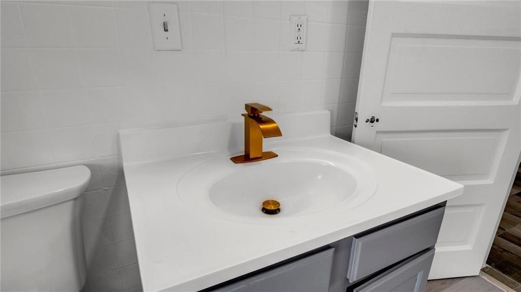 76 Grove Ave - Photo 5 of 21