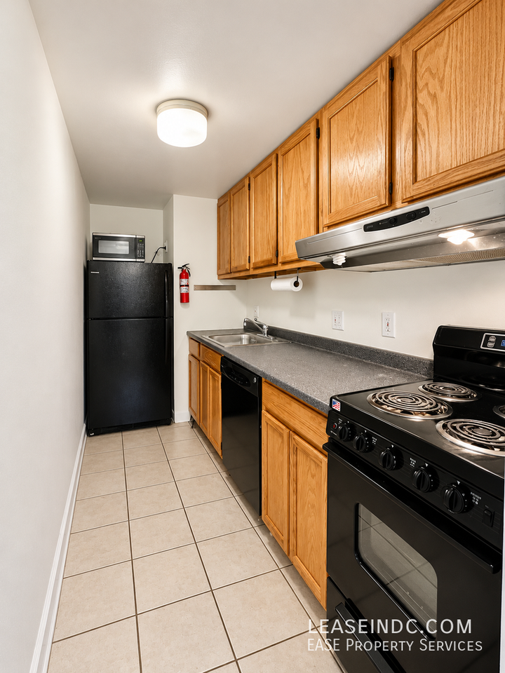 1414 Swann St Nw #B - Photo 7 of 12