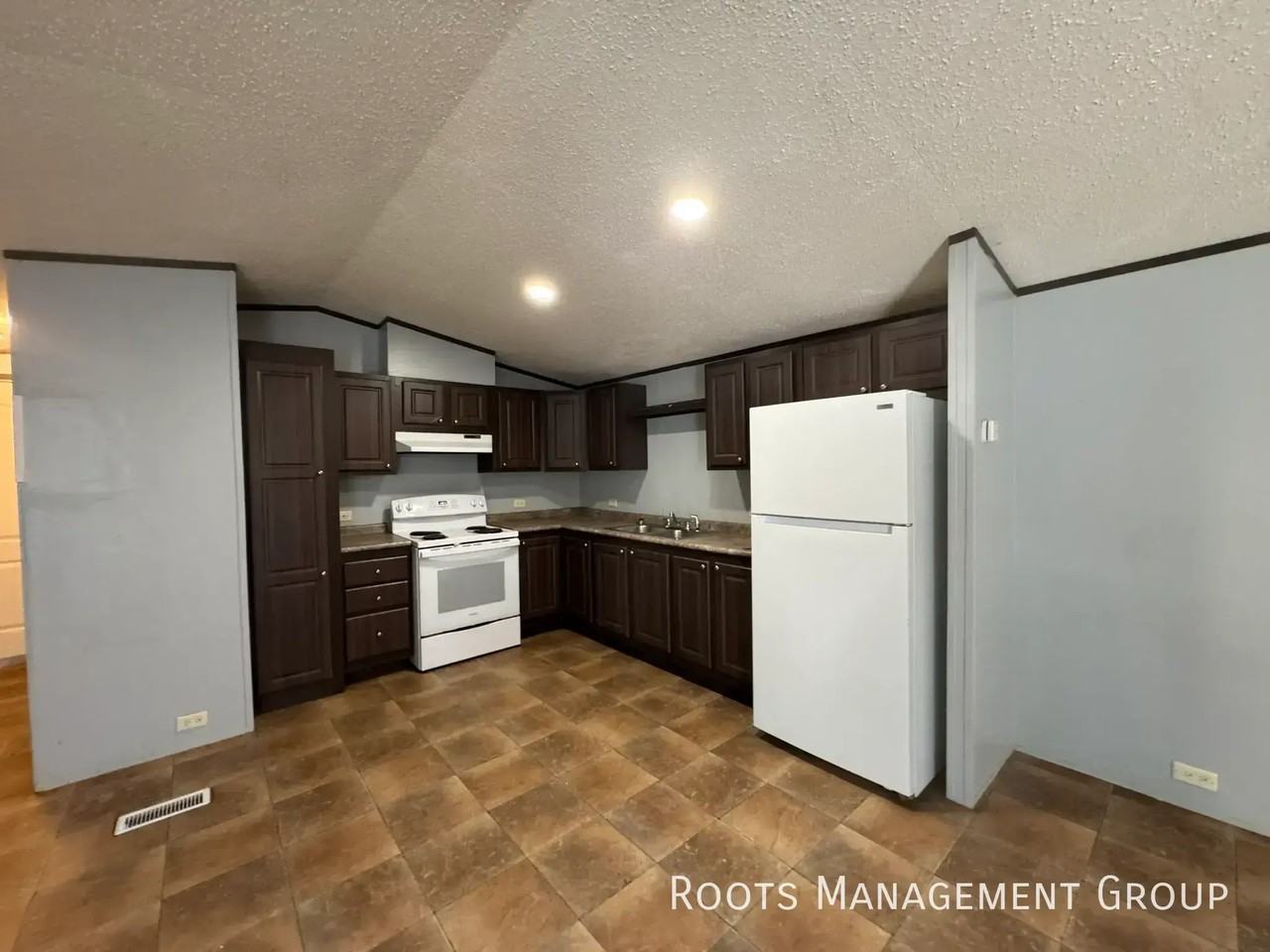 1325 N Franklin St #23 - Photo 4 of 30