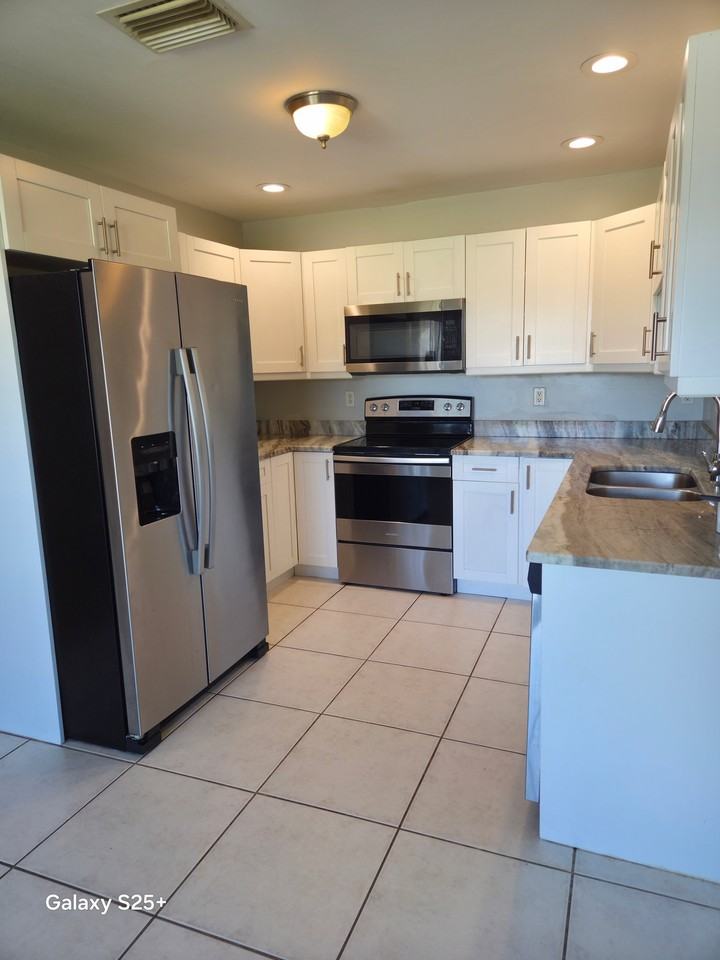 1424 Se 6th Ave - Photo 2 of 9