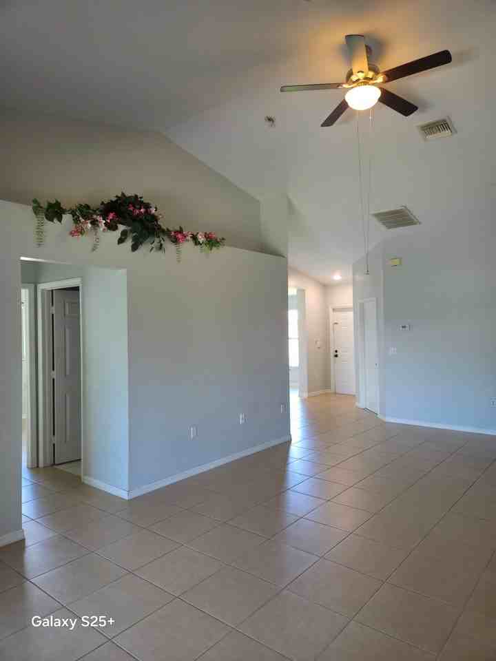 1424 Se 6th Ave - Photo 3 of 9