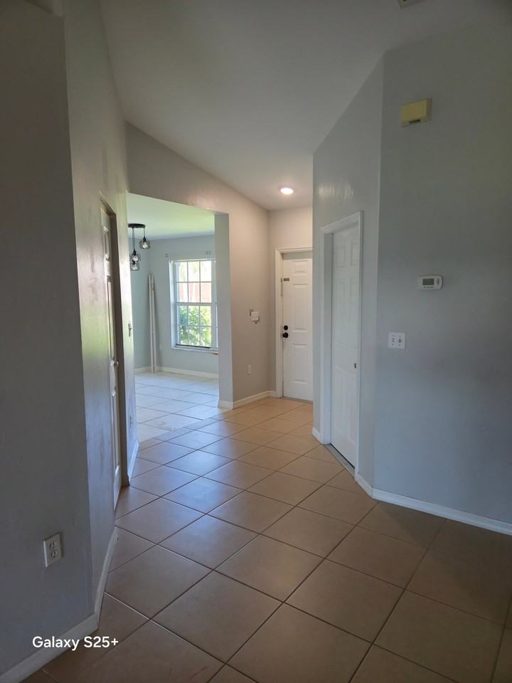 1424 Se 6th Ave - Photo 4 of 9