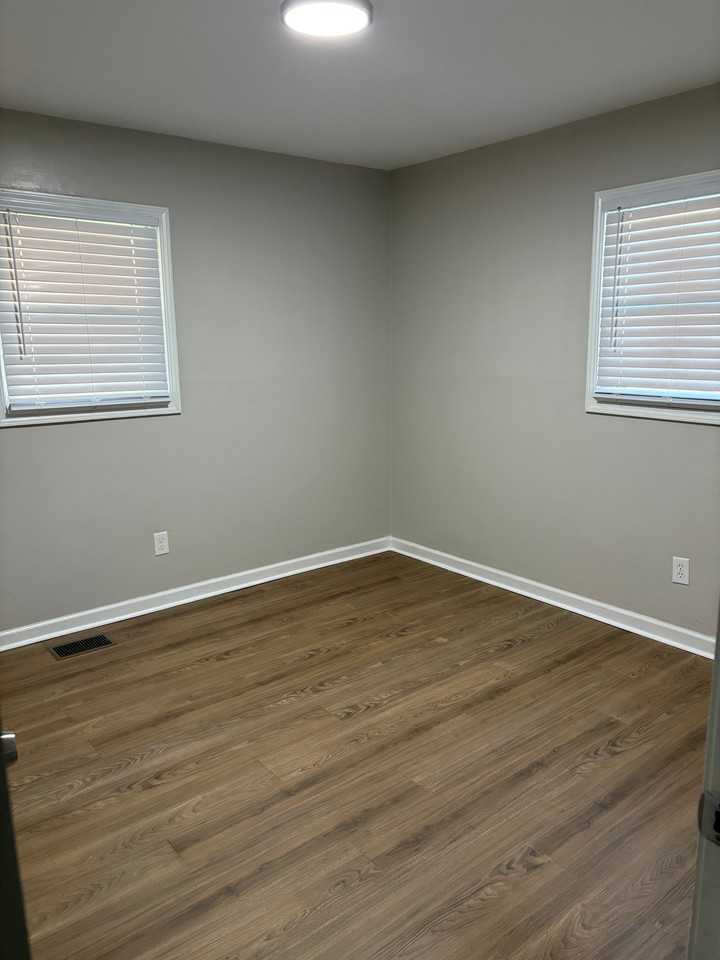 5105 Hulman Dr - Photo 2 of 10