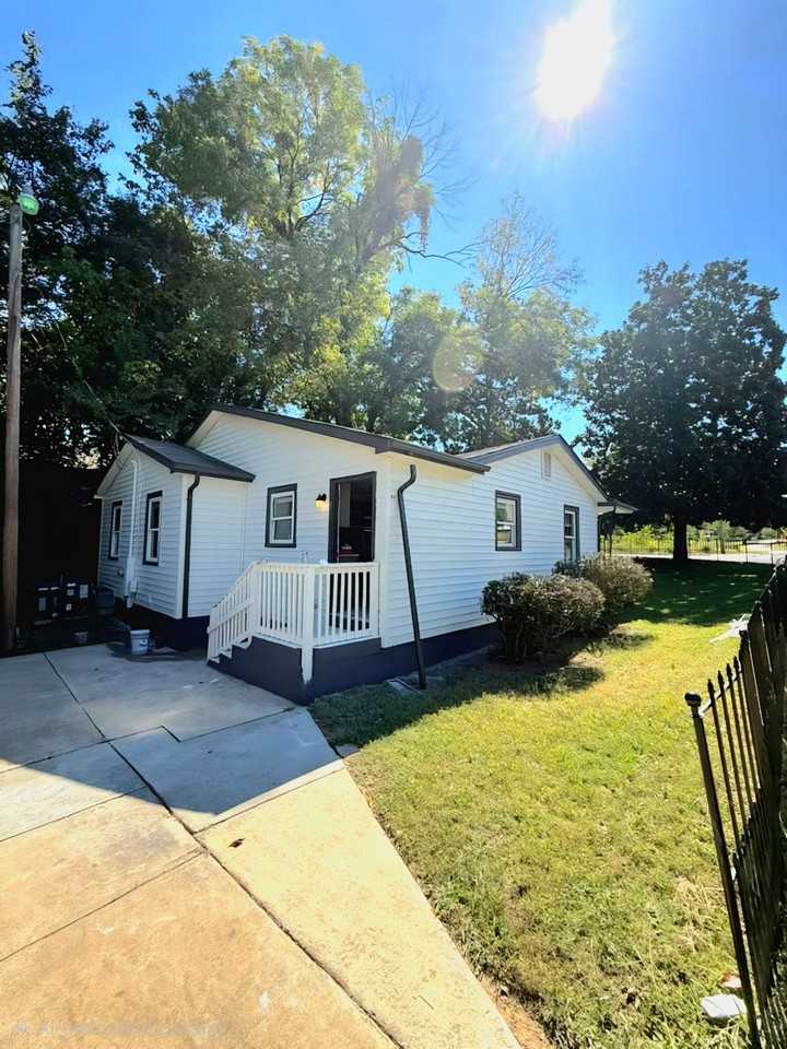 936 Holland Ave - Photo 3 of 3