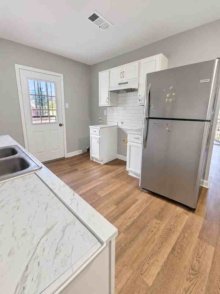 4037 E Mallory Ave - Photo 3 of 9