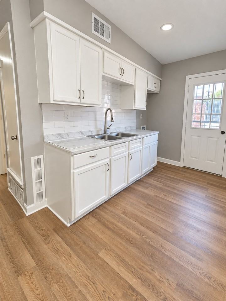 4037 E Mallory Ave - Photo 4 of 9