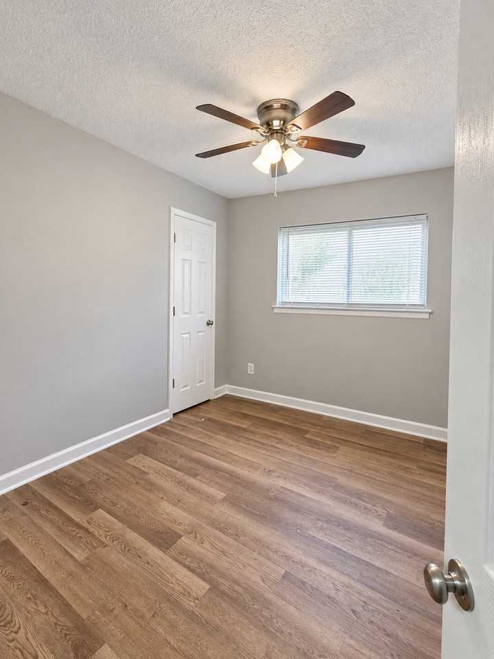 4037 E Mallory Ave - Photo 7 of 9