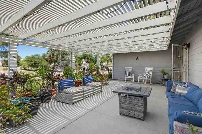 745 Davis St - Photo 3 of 20