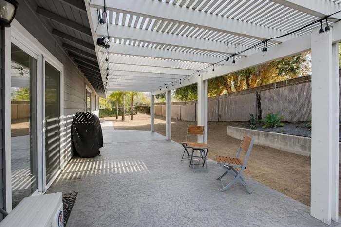 745 Davis St - Photo 5 of 20