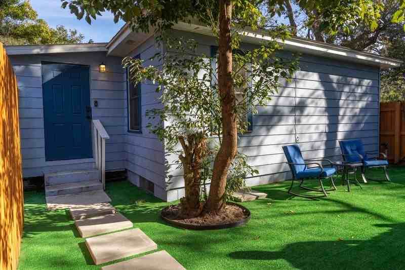 606 Woodlawn St - Photo 2 of 32
