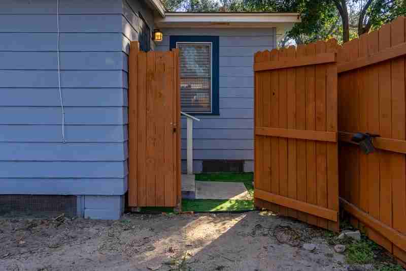 606 Woodlawn St - Photo 3 of 32