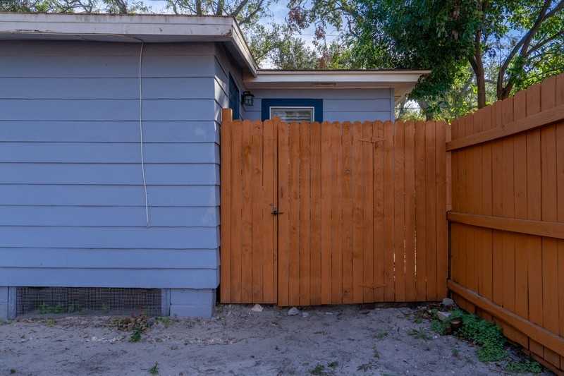 606 Woodlawn St - Photo 5 of 32