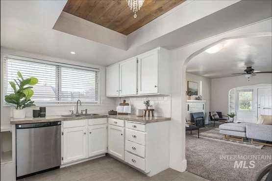 103 S Juniper St #3 - Photo 2 of 7