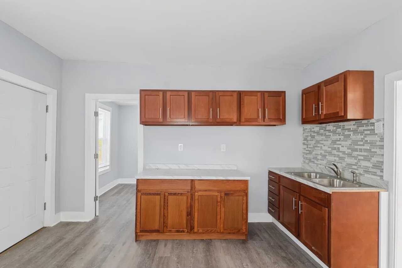 917 S 9th St - Photo 3 of 4
