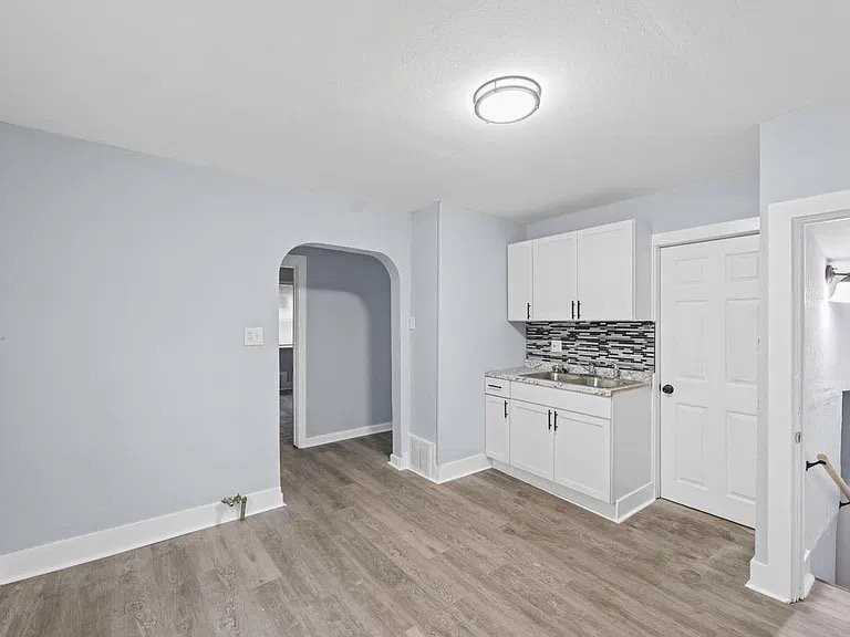 4187 N 20th St - Photo 4 of 6
