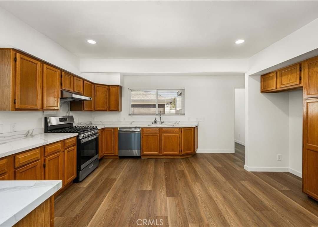 1615 S Van Ness Ave - Photo 6 of 17