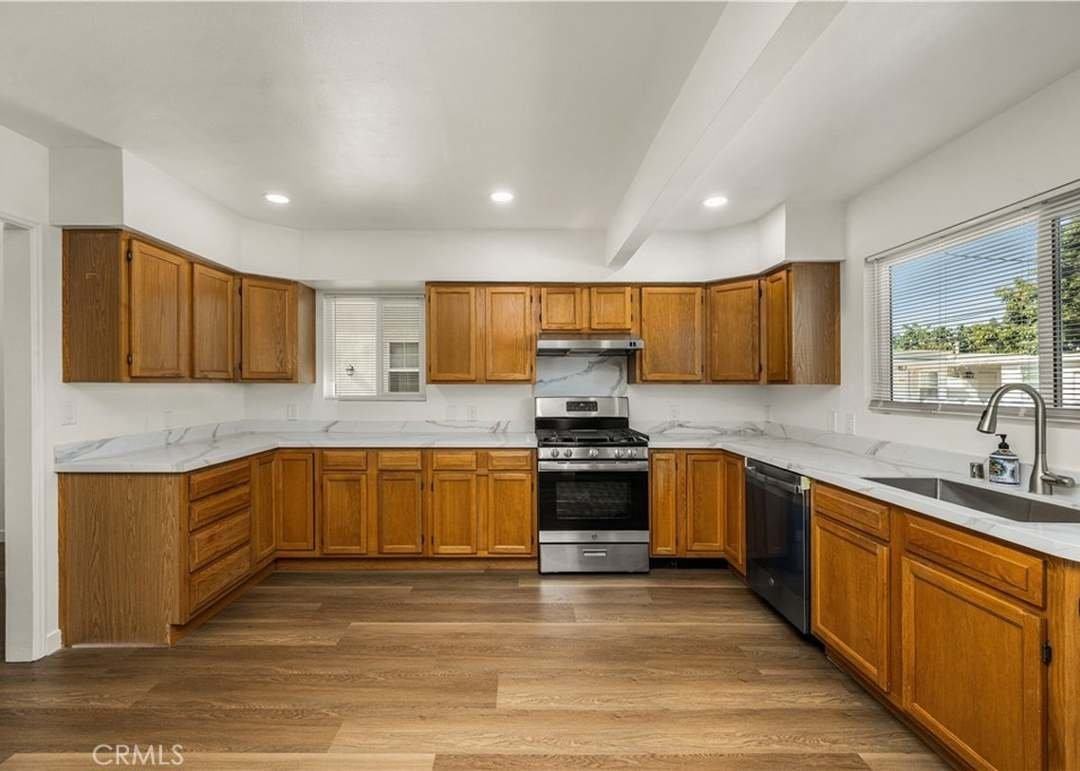 1615 S Van Ness Ave - Photo 7 of 17
