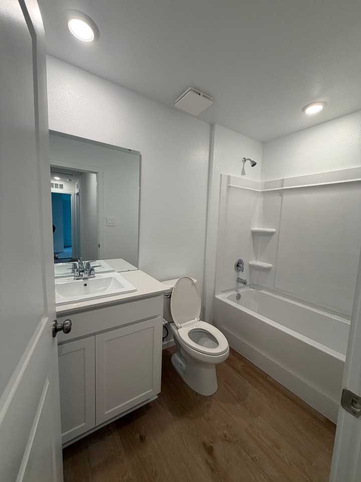 1215 Stetson Ave - Photo 3 of 19
