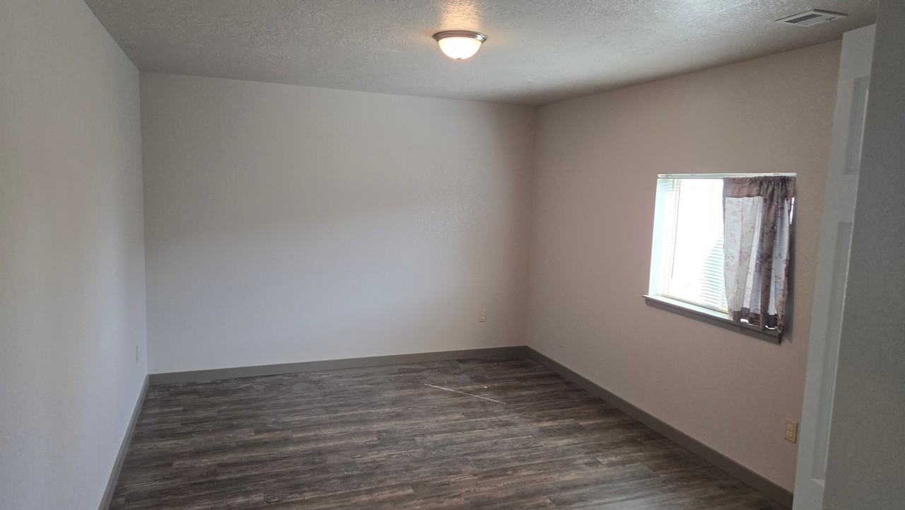 220 Linder Ave - Photo 3 of 8