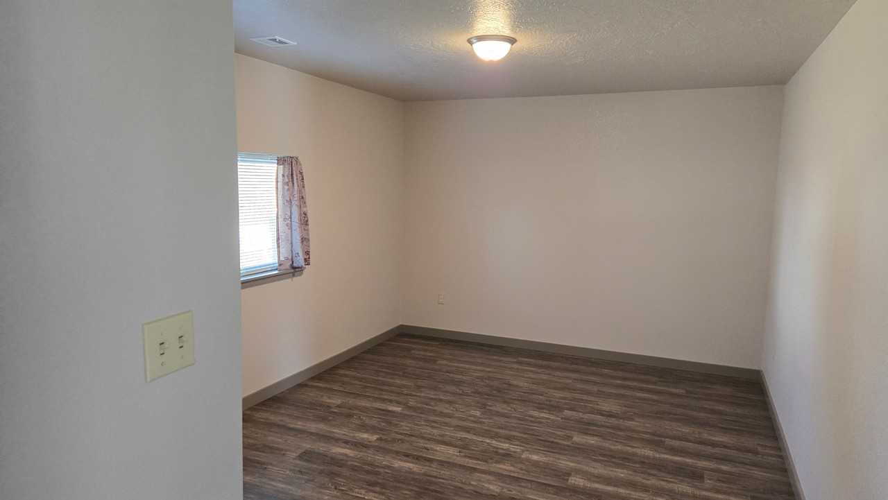 220 Linder Ave - Photo 4 of 8