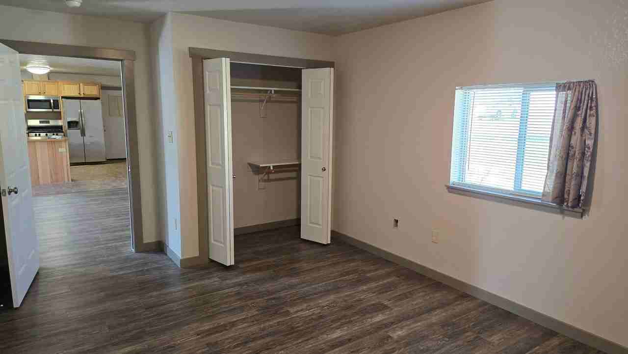 220 Linder Ave - Photo 5 of 8