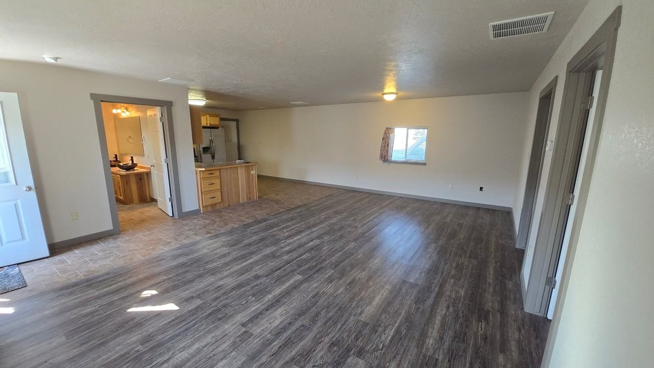 220 Linder Ave - Photo 6 of 8