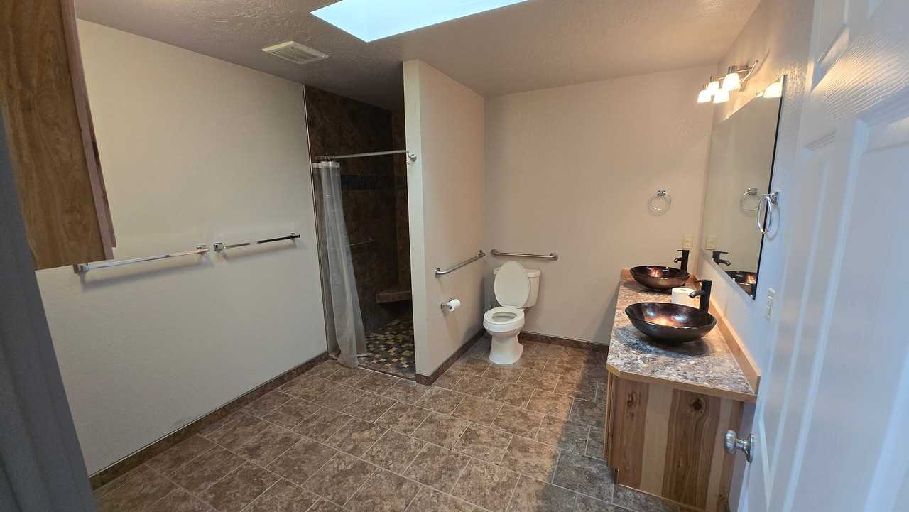 220 Linder Ave - Photo 7 of 8