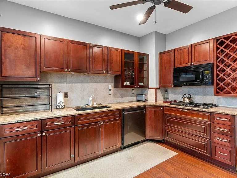 12404 Larchmere Blvd - Photo 5 of 18